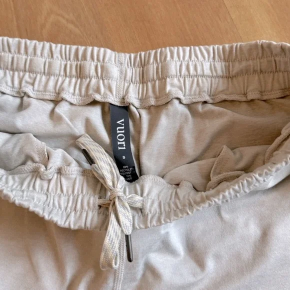 Vuori performance boyfriend jogger in Salt Heather - Picture 6 of 7